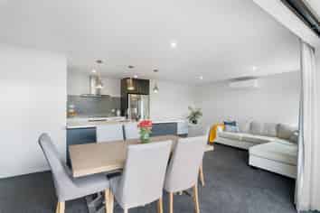 92 Sunline Avenue, Lincoln