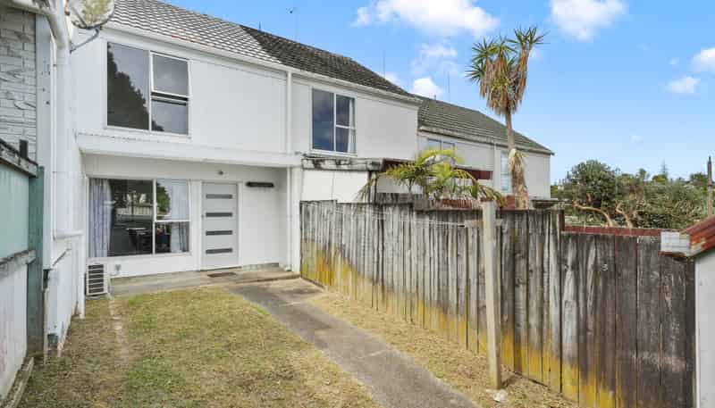 4/106 West Coast Road, Glen Eden