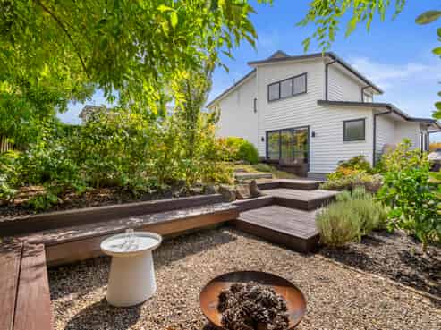 8 Dinning Road, Riverhead