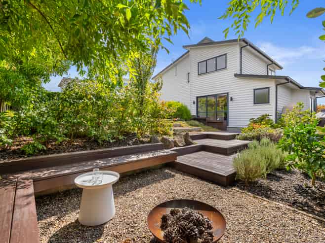 8 Dinning Road, Riverhead