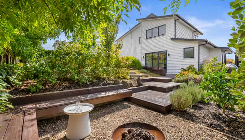 8 Dinning Road, Riverhead