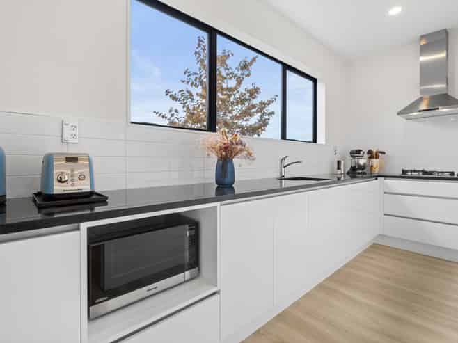 8 Dinning Road, Riverhead