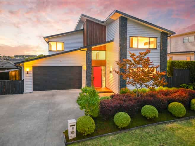 8 Dinning Road, Riverhead