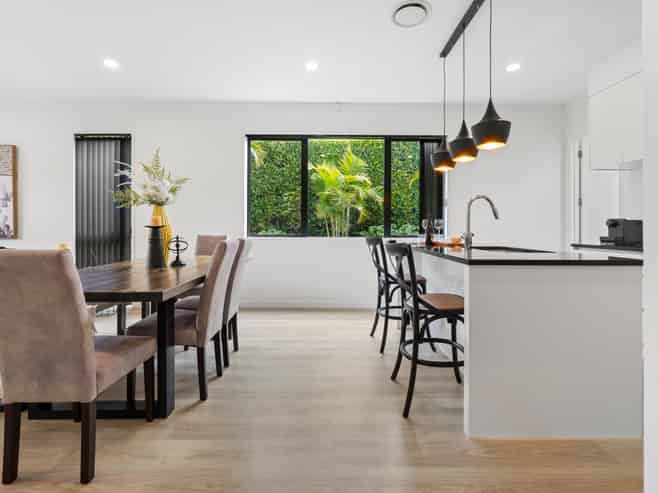 8 Dinning Road, Riverhead