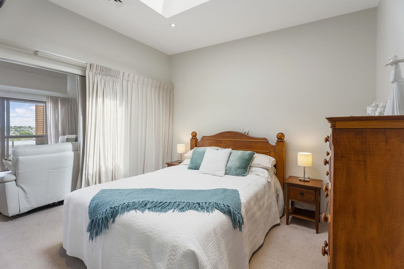 Vendor Says Sell – Offers Over $899,000 - Więcej