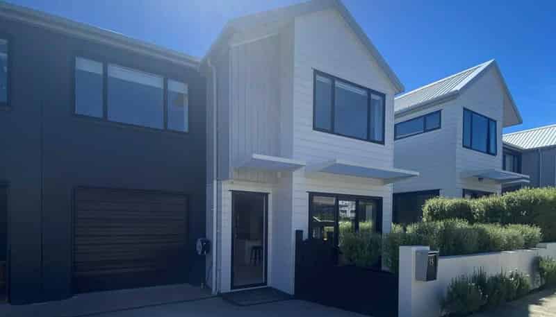 15 Seafarer Crescent, Stanmore Bay