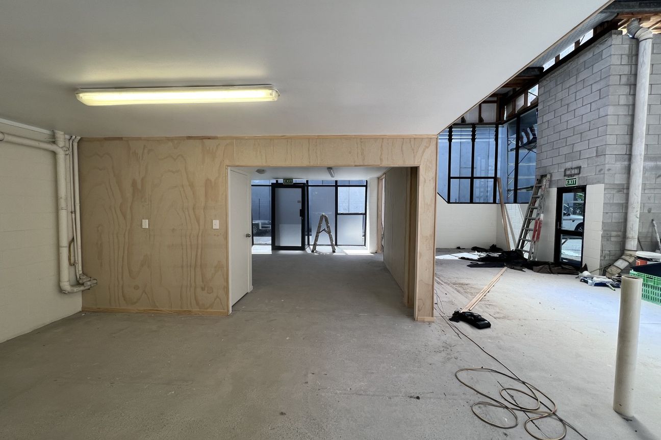 Tidy 196sqm Refurbished Industrial - Vista 4
