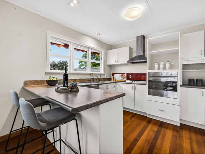 49 Tiroroa Avenue, Te Atatu South