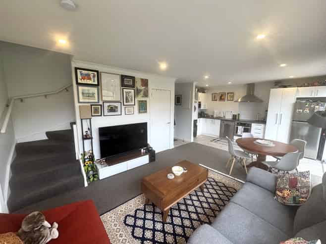 17 Ara Patukawenga, Tawa