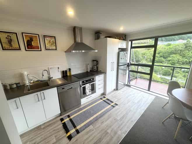 17 Ara Patukawenga, Tawa