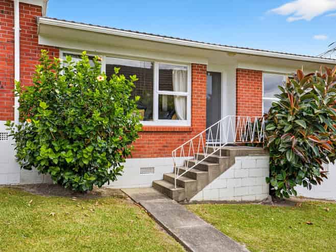 2/497 Beach Road, Murrays Bay