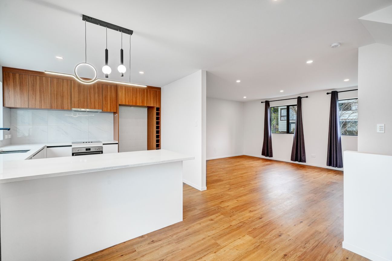 Family Home with Garage - Widok 3