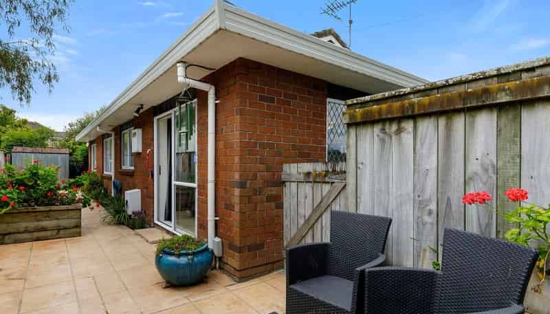 52 Pine Avenue, Ebdentown
