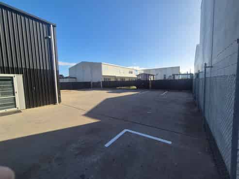 High Stud Warehouse + Offices & Large Yard
