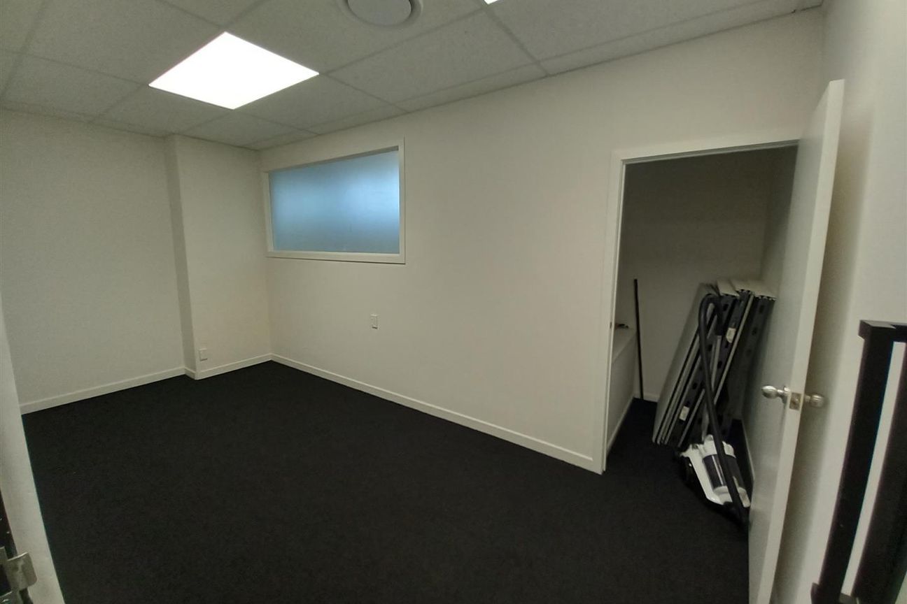 Renovated L2 Space in Central Henderson - Mehr