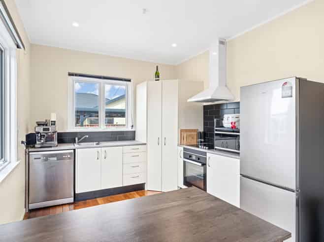 75 Queen Street West, Levin