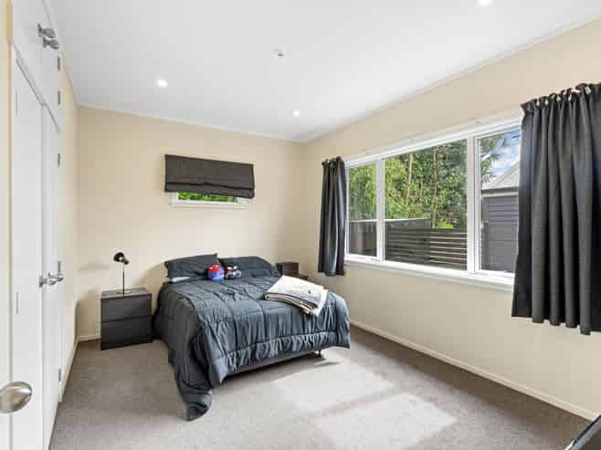 75 Queen Street West, Levin