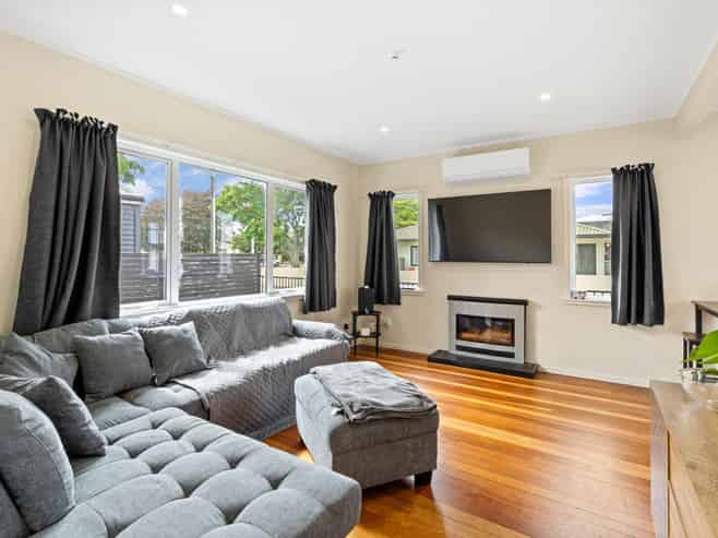 75 Queen Street West, Levin