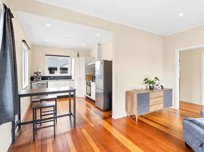 75 Queen Street West, Levin