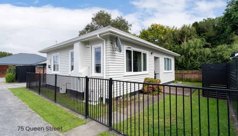 75 Queen Street West, Levin