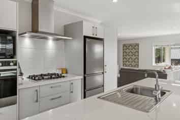 14 Rochfort Crescent, Pyes Pa