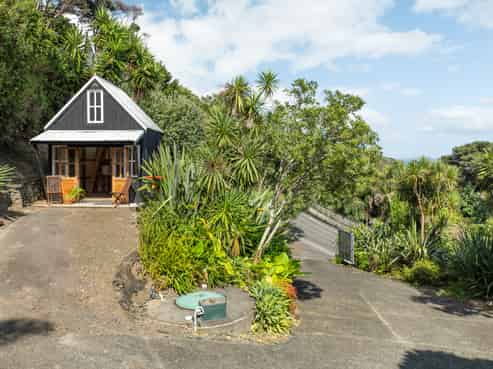 10 Piha Road, Piha