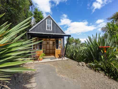 10 Piha Road, Piha