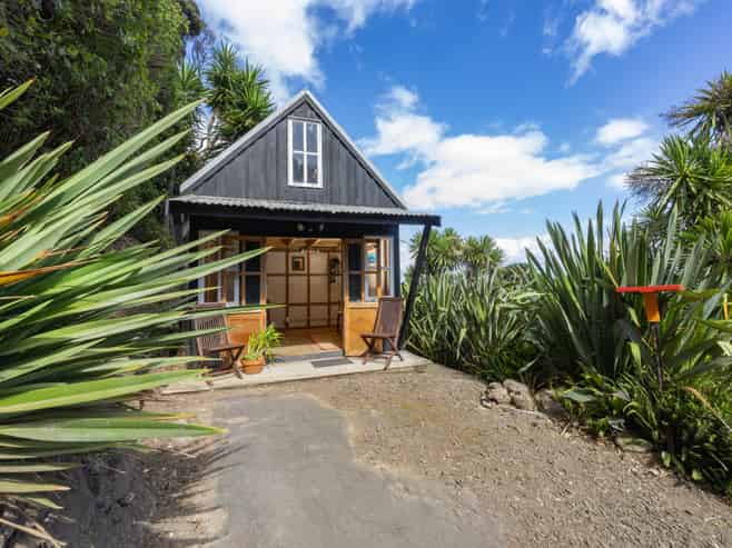 10 Piha Road, Piha
