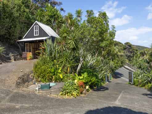 10 Piha Road, Piha