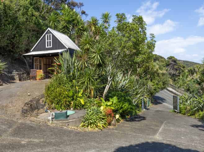 10 Piha Road, Piha