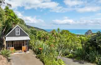 10 Piha Road, Piha