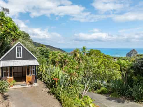 10 Piha Road, Piha