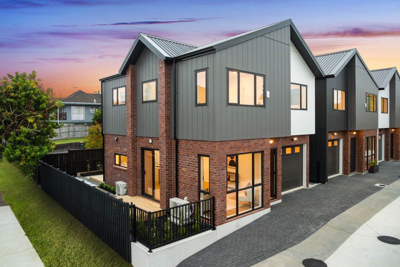 Standalones 4 Beds + 2 Living + Ground Floor Suite - Vista 2