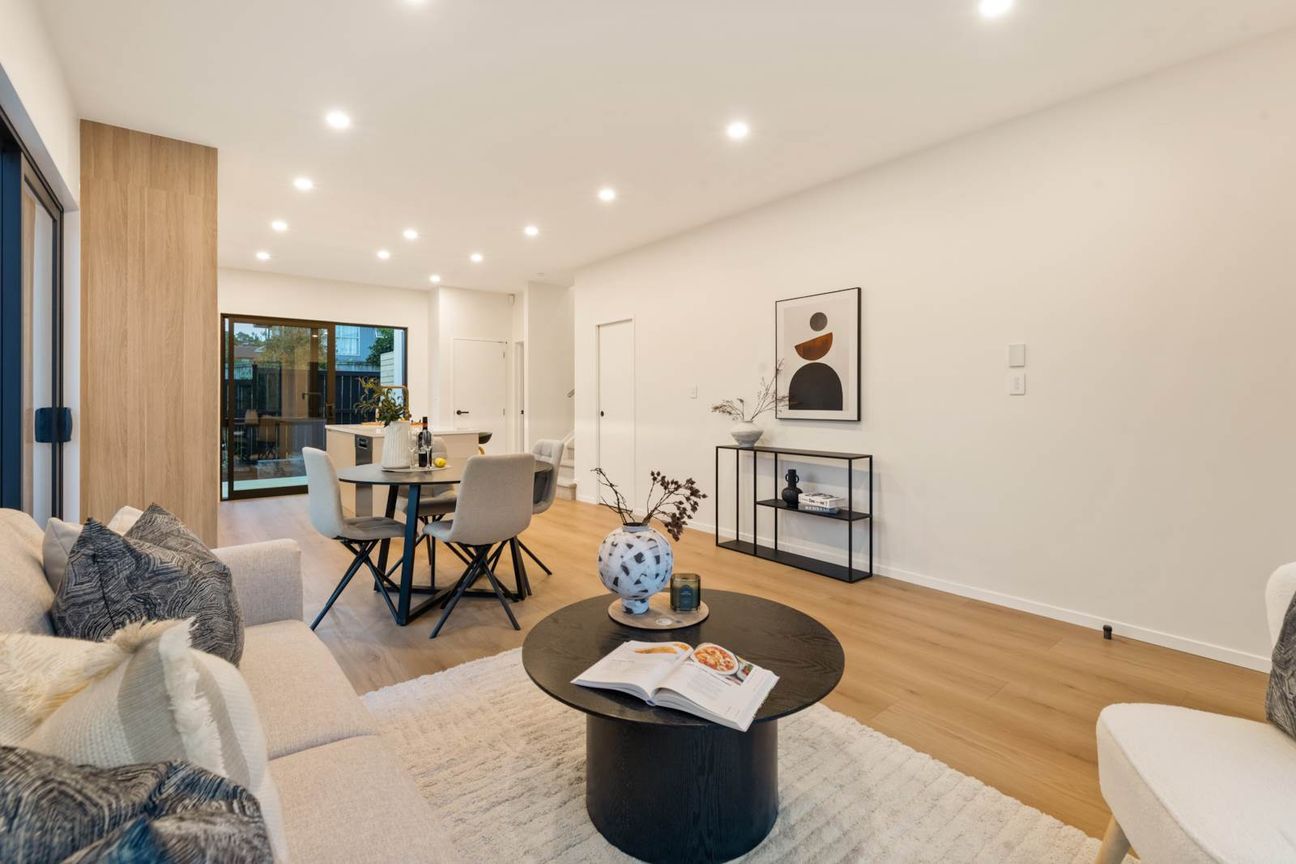 Standalones 4 Beds + 2 Living + Ground Floor Suite - Altro