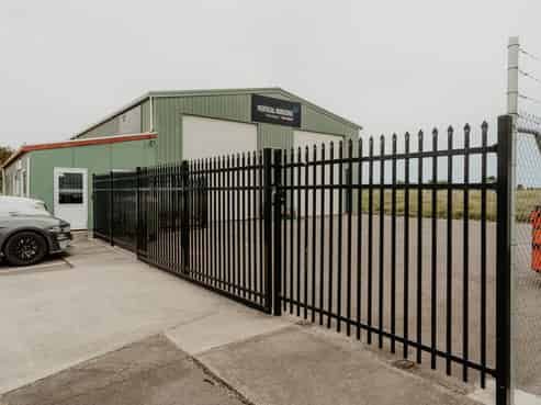 Warehouse, office and yard - the complete package!