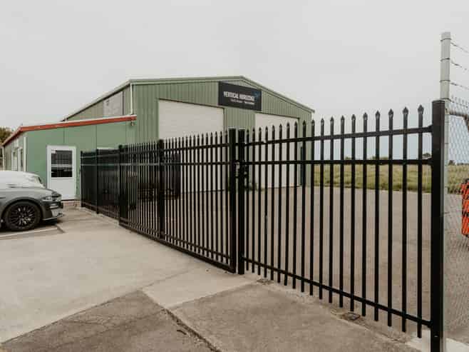 Warehouse, office and yard - the complete package!