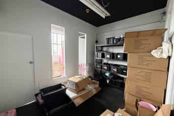 VALUE NEWTON OFFICE / WAREHOUSE
