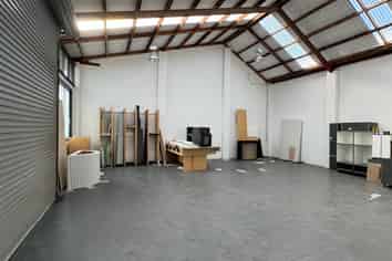 130M² INDUSTRIAL UNIT 
