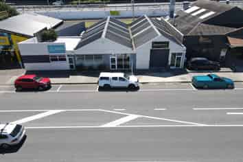 Very High Profile Showroom / Warehouse