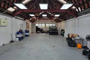 Very High Profile Showroom / Warehouse