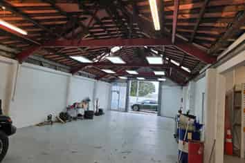 Very High Profile Showroom / Warehouse