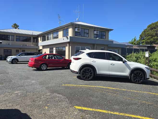 Diversified income with leasing upside