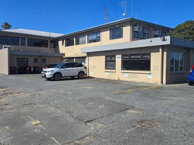 Diversified income with leasing upside