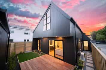 152A Hills Road, Edgeware