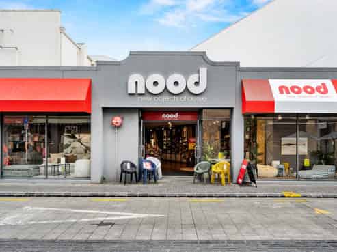 CORNER CHARACTER TROPHY INVESTMENT
