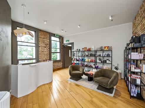 CORNER CHARACTER TROPHY INVESTMENT
