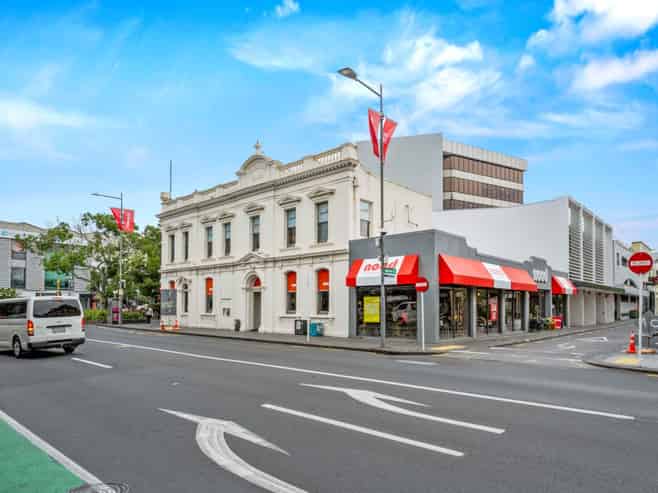 CORNER CHARACTER TROPHY INVESTMENT
