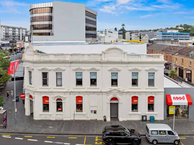 CORNER CHARACTER TROPHY INVESTMENT
