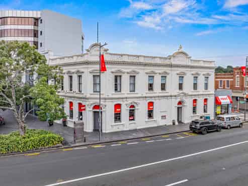 CORNER CHARACTER TROPHY INVESTMENT
