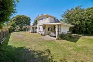 64 Robinson Avenue, Holdens Bay